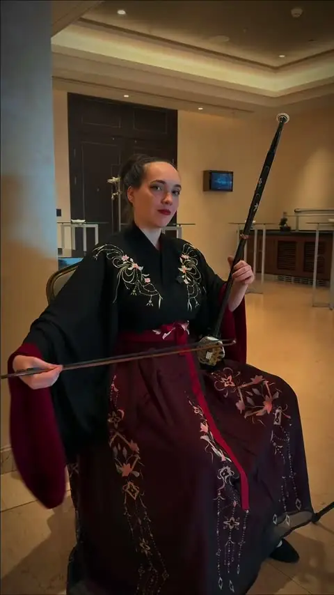 Цветок жасмина / 茉莉花 — кадр выступления на эрху