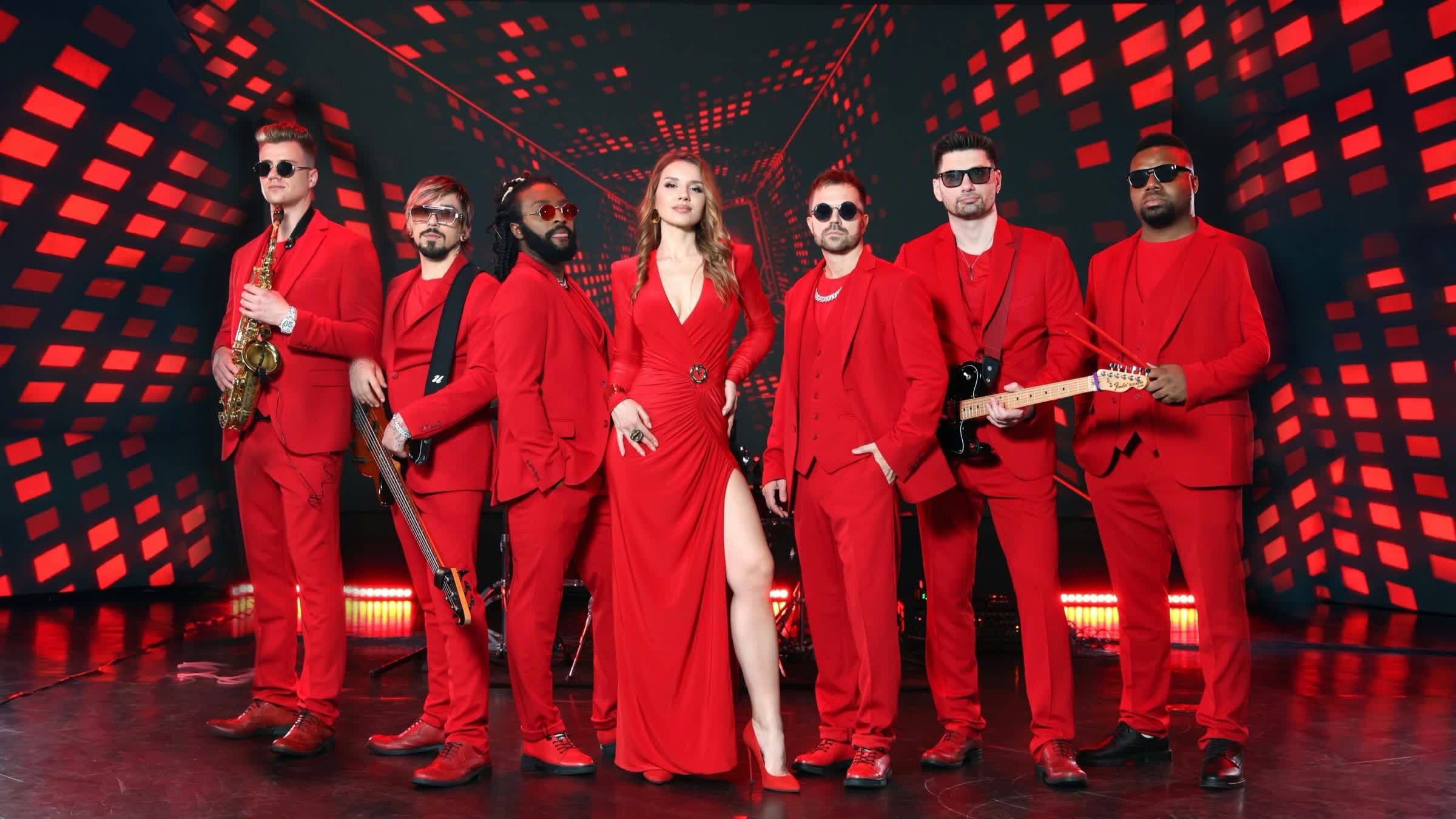 Luxury Cover Band — red look on LED wall