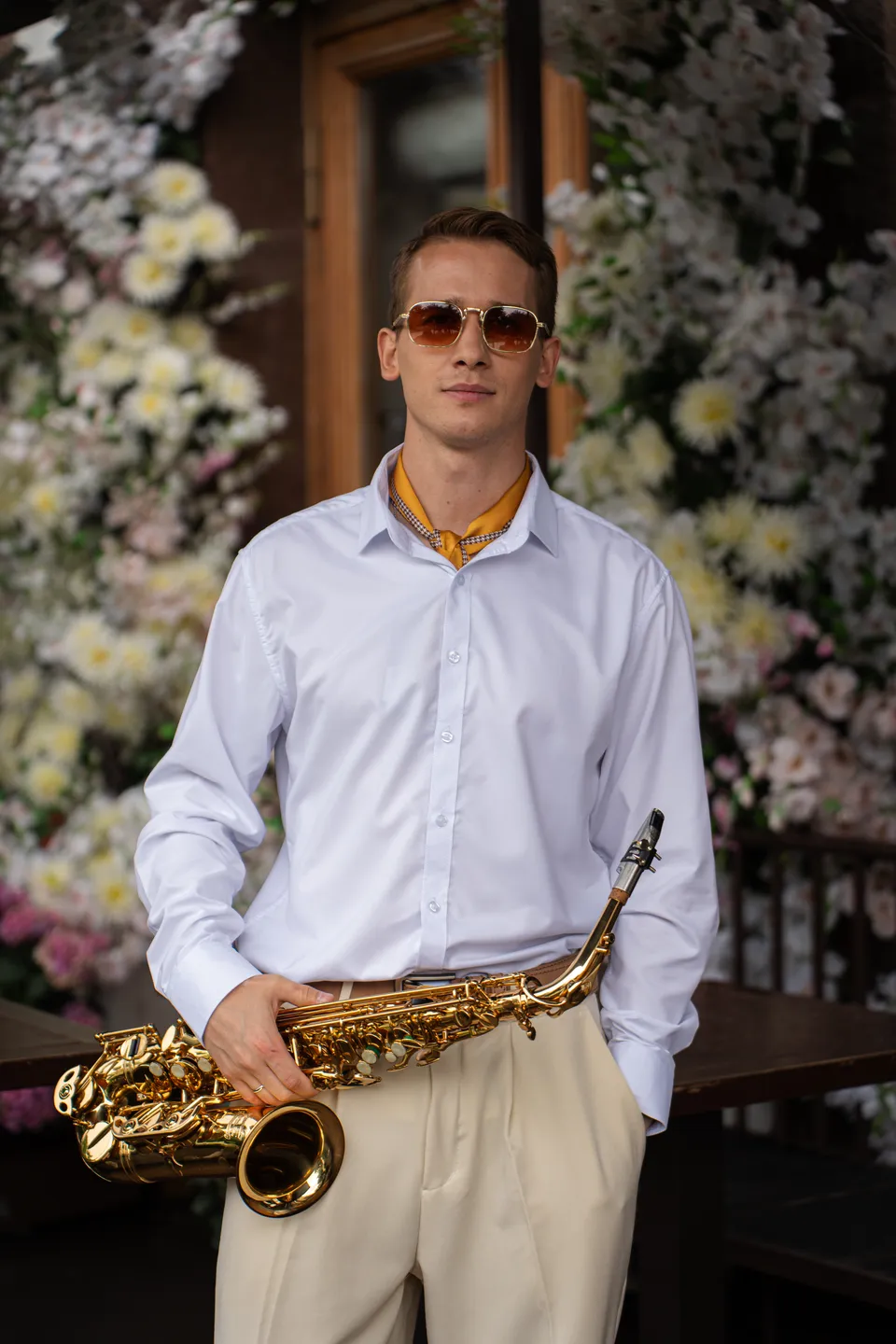 Leo Sax на welcome-зоне мероприятия с саксофоном