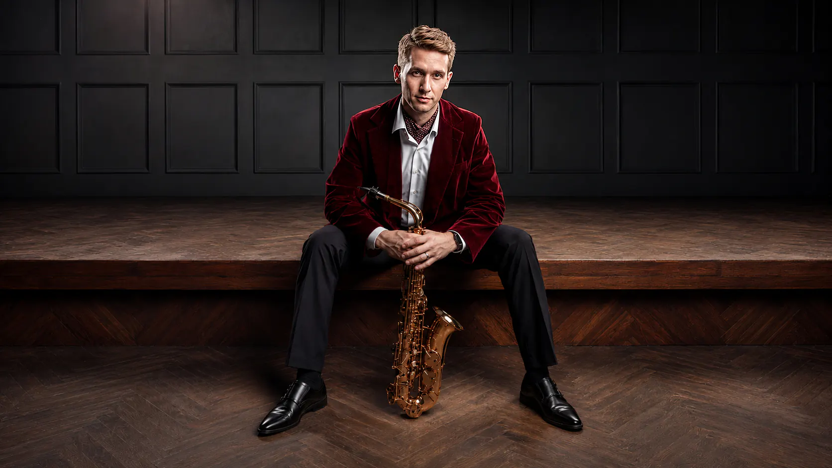 Leo Sax — саксофонист Лео на сцене с саксофоном