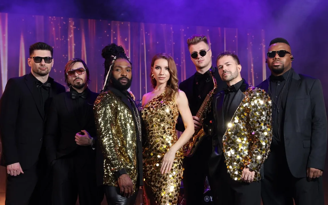 Музыканты Luxury Cover Band в чёрных и золотых сценических костюмах