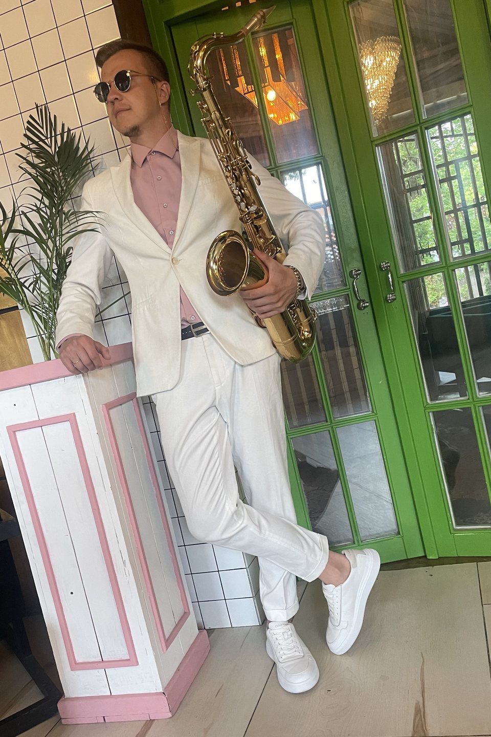 Stereo Sax в белом костюме на летней площадке