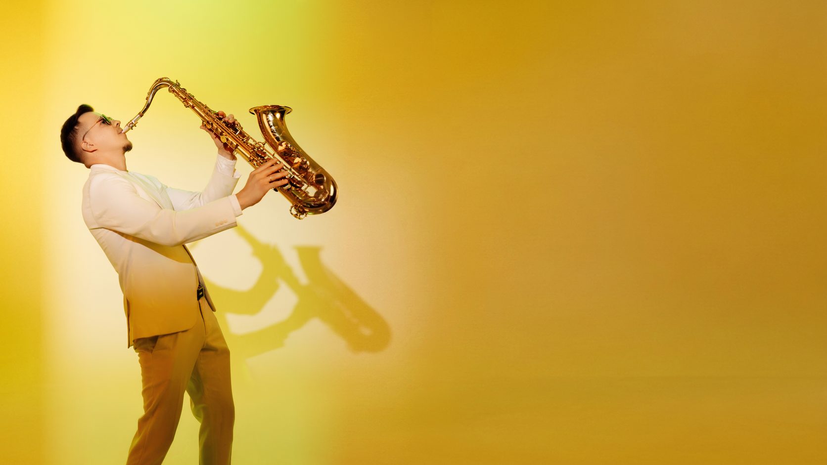 Stereo Sax — саксофонист Андрей с саксофоном